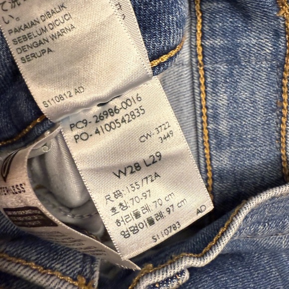 Levi’s Womens 27x29 High Waisted Mom Jeans Medium Wash Distressed Cotton Blend - Picture 5 of 10